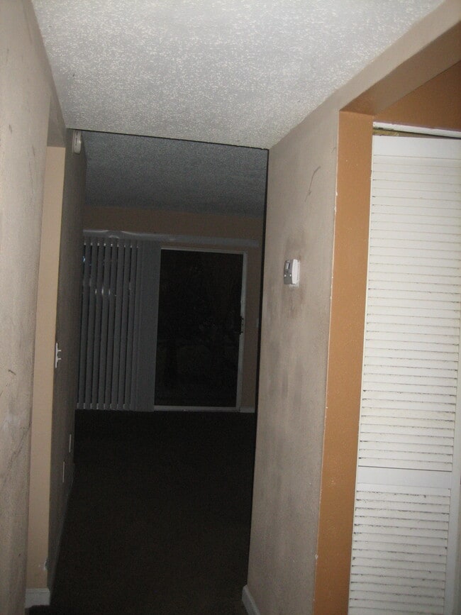 Building Photo - 8849 Old Kings Rd S
