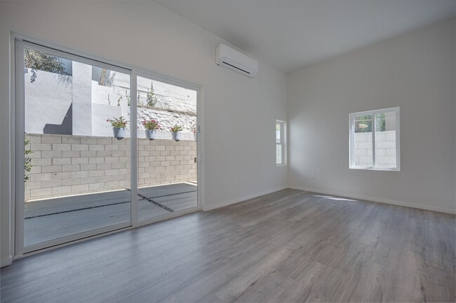 Building Photo - 2611 Hyperion Ave