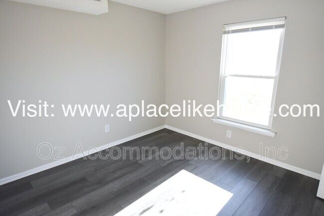 Building Photo - 912 S Edgebrook Ln