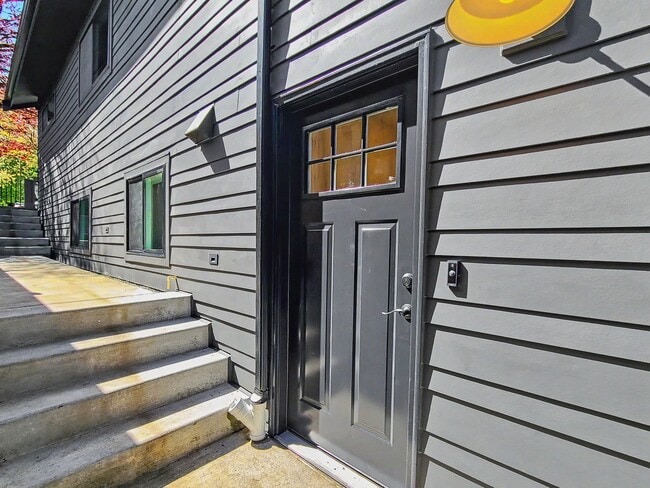Building Photo - AVAILABLE NOW! Fully Remodeled Lower Unit with Private Entrance in Columbia City Neighborhood