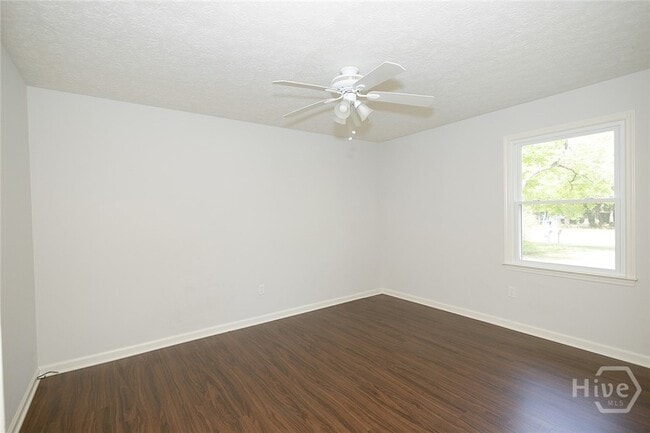 Building Photo - 147 VFW Dr