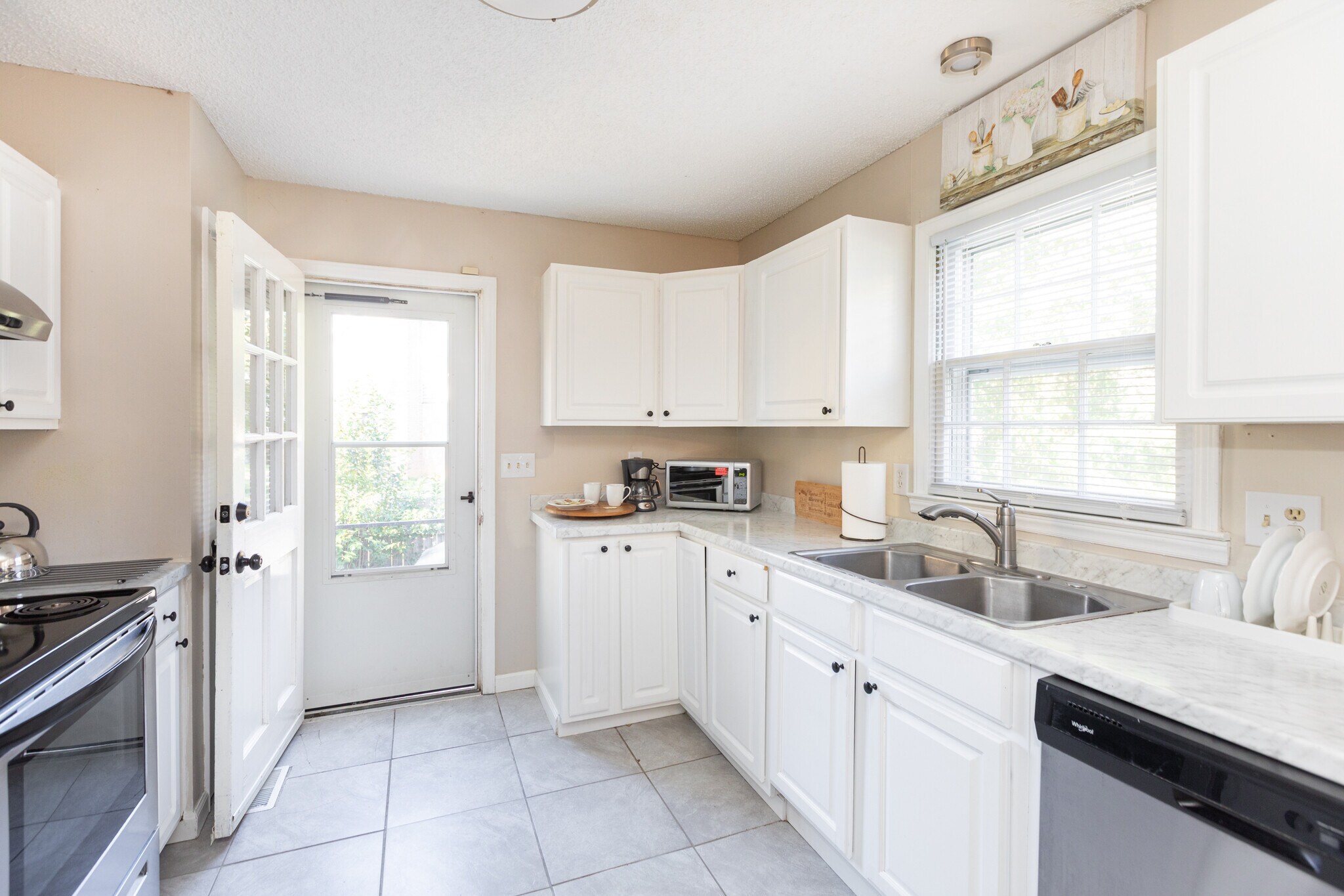 Building Photo - 6012 Old Coach Rd