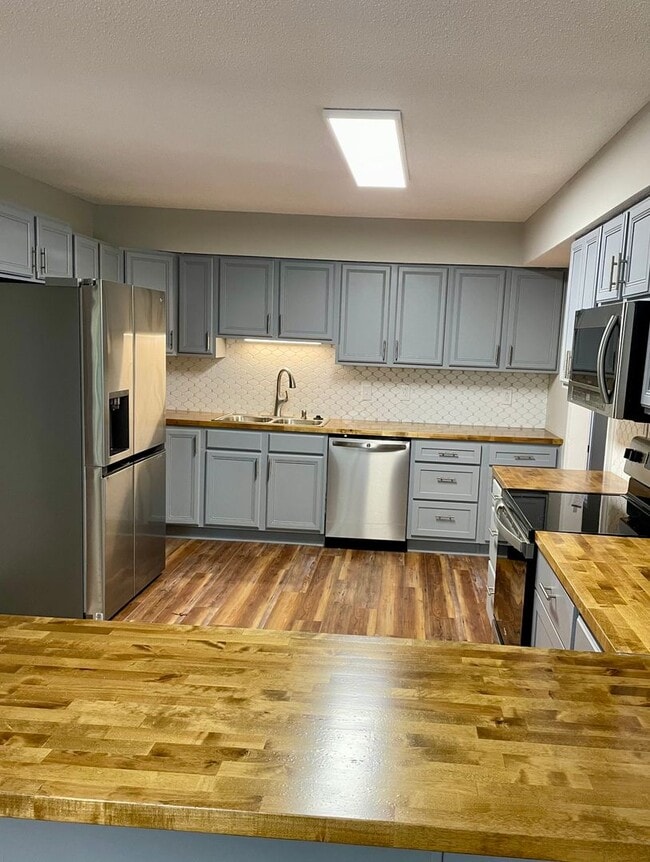Building Photo - Recently Updated 4Bdrm/2bath home!