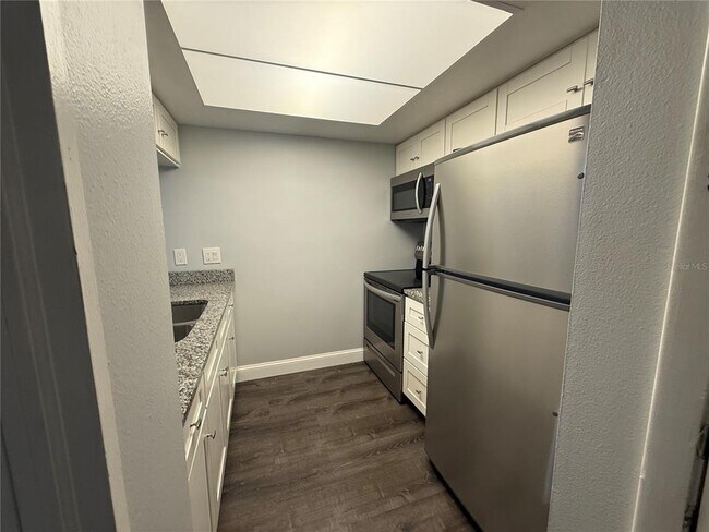Building Photo - 3802 N Oak Dr