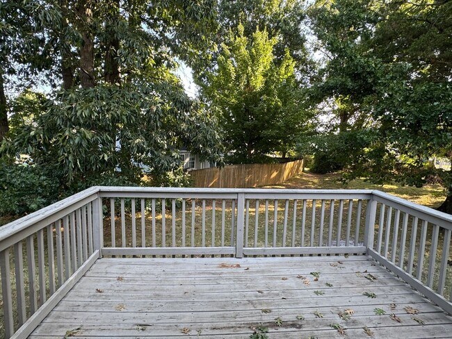 Building Photo - Beautiful 3 bed 2 bath home with open floorplan