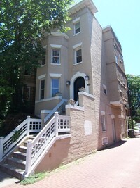 Building Photo - Adams Morgan Delightful 1 Bedroom with Cha...