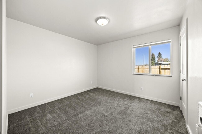 Building Photo - Newer Duplex for Rent Between Twin Bridges and Sheridan!