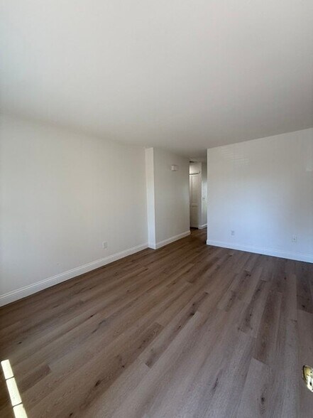 Building Photo - 853 Peach Hill Dr