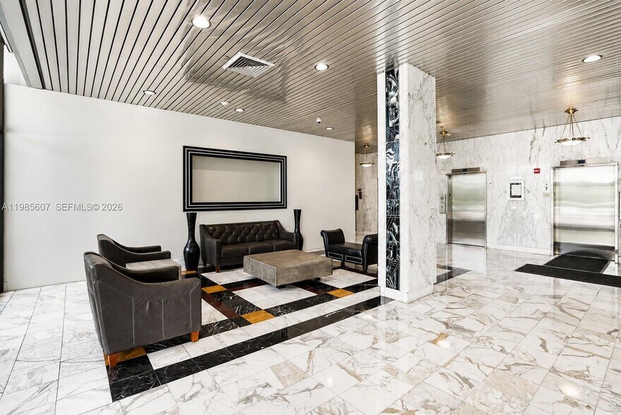 Building Photo - 3675 N Country Club Dr