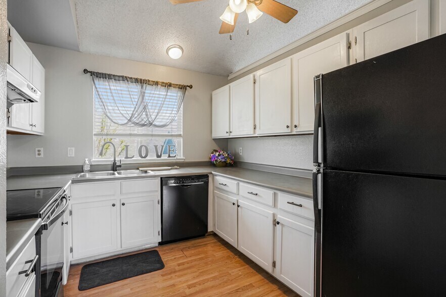 Building Photo - 1447 W 134th Dr