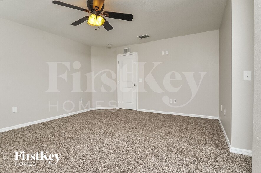 Building Photo - 5203 Ashwood Dr