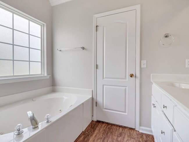 Building Photo - 4 Bed/2 Bathroom Home in Richmond Place