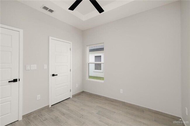 Building Photo - 17 Selena St