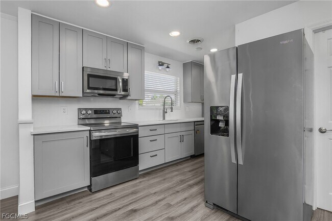 Building Photo - 174 2nd St