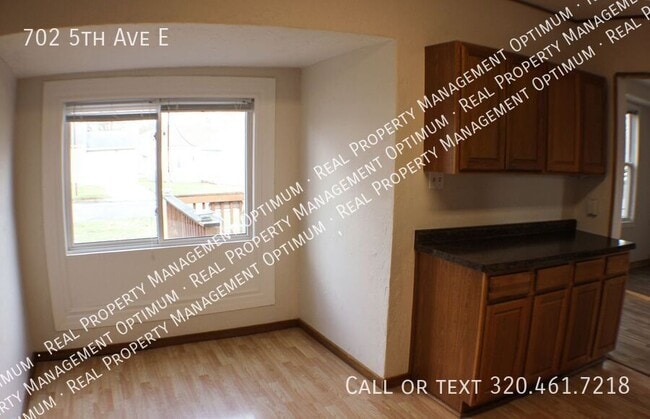 Building Photo - 702 5th Ave E