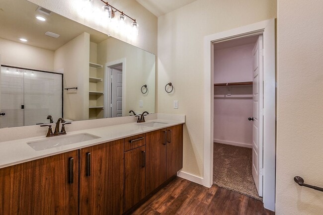Building Photo - AVAILABLE NOW! GORGEOUS 4 BEDROOM DUPLEX L...