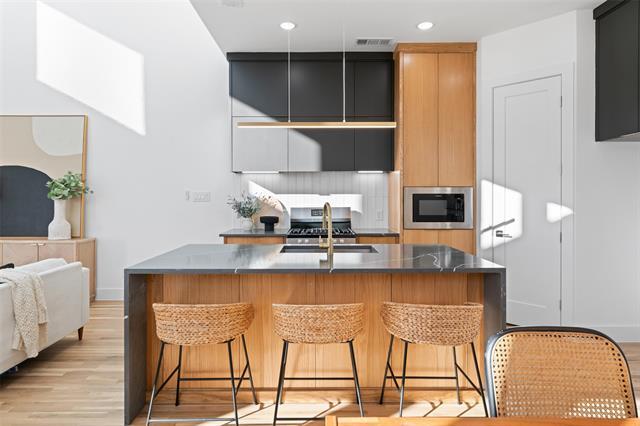 Building Photo - 2315 S Vernon Ave