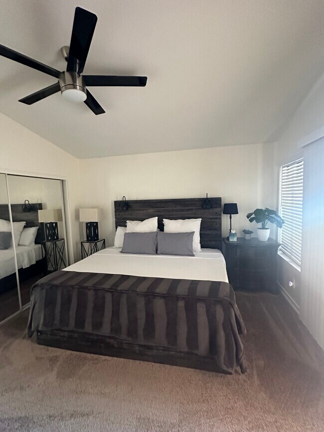 Building Photo - 10938 W Poinsettia Dr