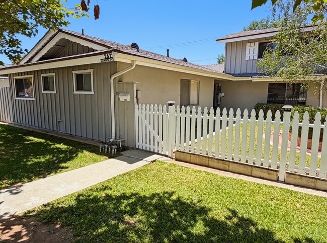 Building Photo - 2621 Damien Ave