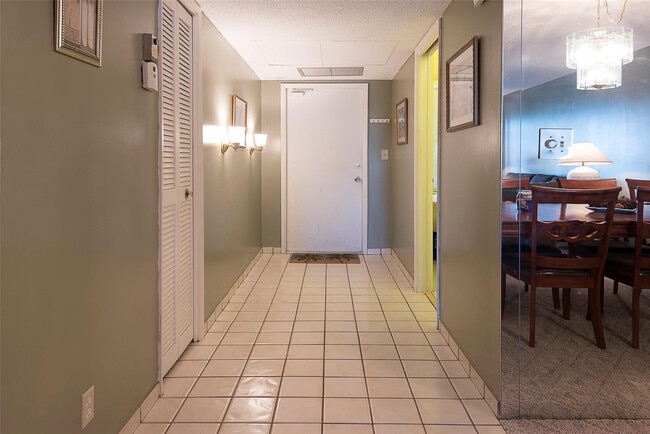 Building Photo - 3051 N Course Dr