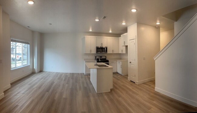 Building Photo - Beautiful like new 3 bedroom 2.5 bathroom townhome in Spanish Fork!