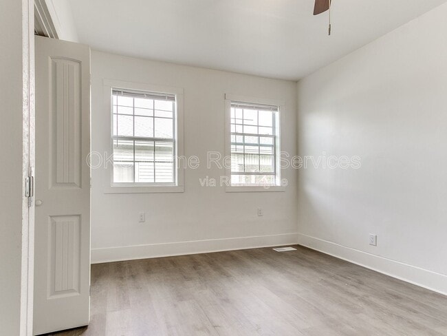 Building Photo - 1812 W Noble Ave