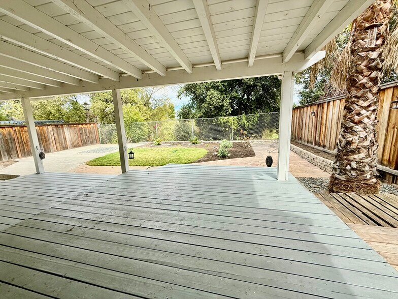 Backyard deck - 2847 Honeysuckle Cir