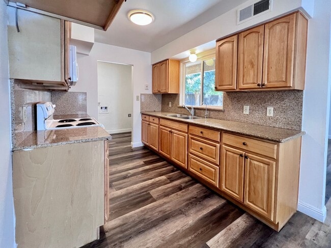 Building Photo - $2,250 Ashlan & Cornelia, 3 Bedroom House-...