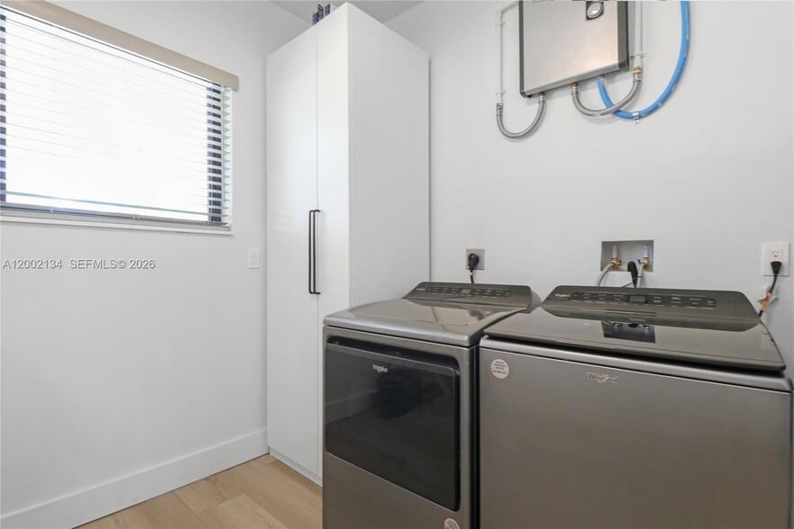 Building Photo - 811 NE 17th Ct