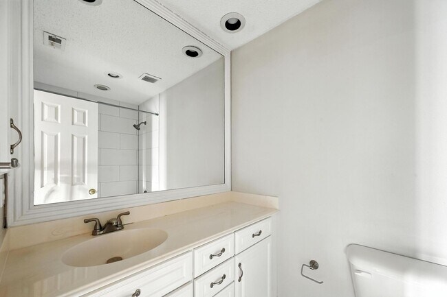 Building Photo - Beautiful 4-Bedroom Home in Sought-After Plano