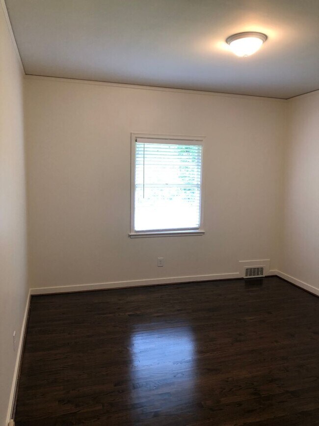Building Photo - r1670