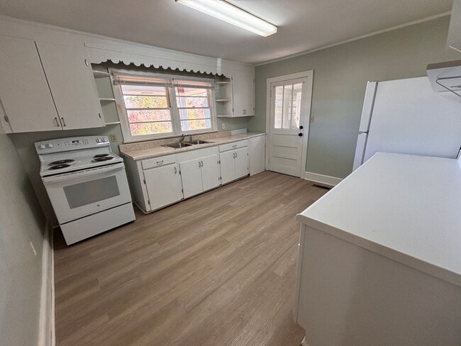 Building Photo - 2 Bedrooms- 1 Bathroom- House in Rome!