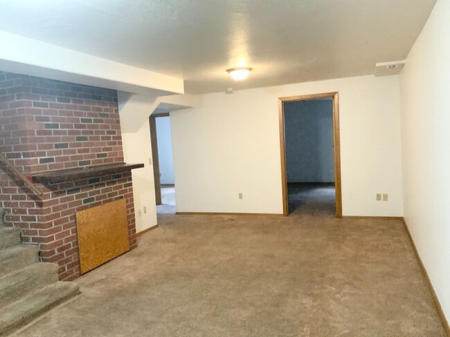 Building Photo - Spacious Four Bedroom Near Memorial Rose G...