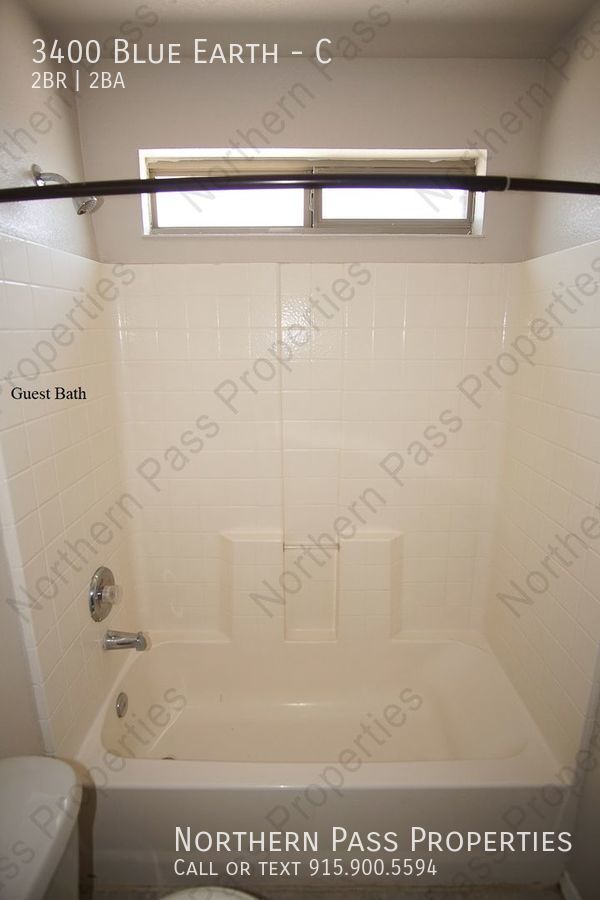 Building Photo - 2 BDR Eastside Apt- Laundry Hookups!