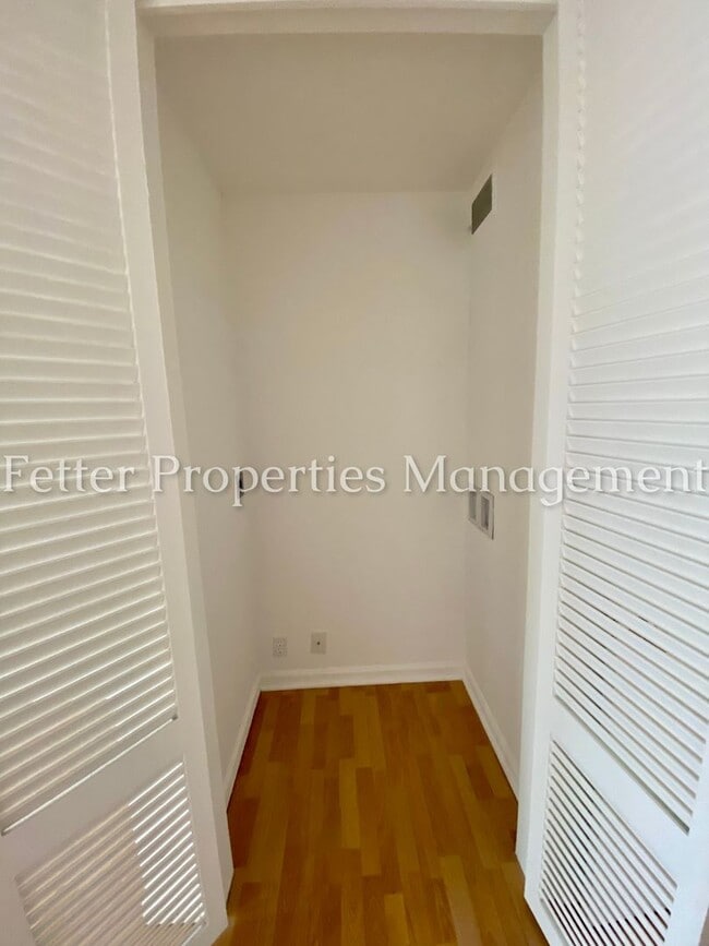 Building Photo - Townhouse Condo w/Pool Access!