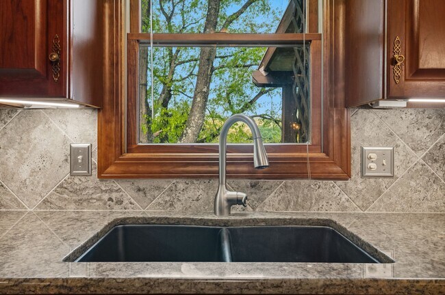 Building Photo - Spacious 5-Bedroom Home in Prestigious Blacksburg Country Club Estates