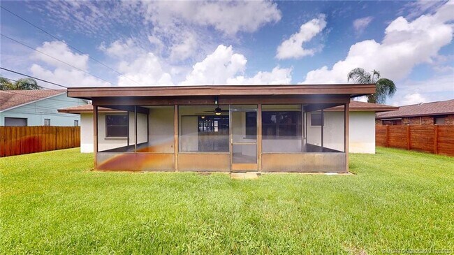 Building Photo - 2881 SE Nance St