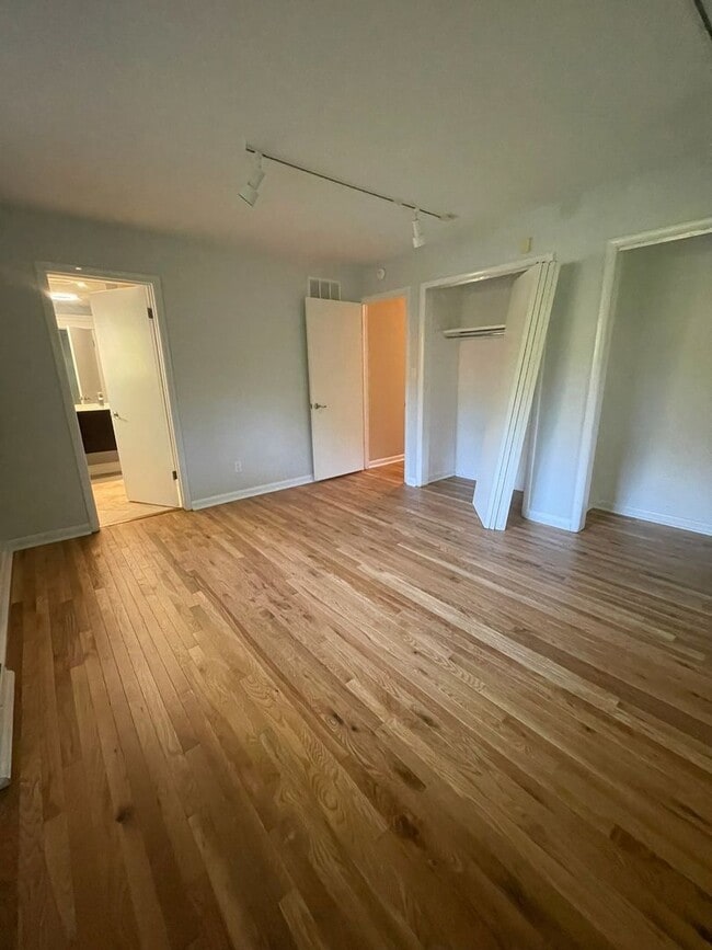 Building Photo - Beautiful Three Bedroom Home