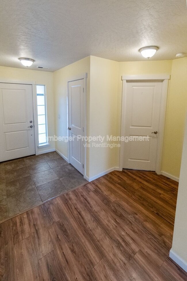 Building Photo - 1807 E Vanetta Ave