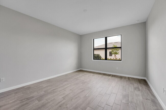 Building Photo - 845 SE Courances Dr