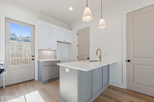 Building Photo - 208 Steiner Oaks