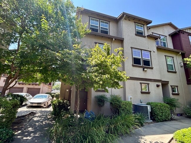 Primary Photo - Beautiful 3 Bedroom Tri Level Townhome in ...