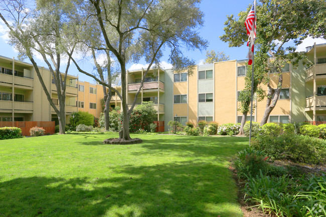 Courtyard - The Huntington Apartments