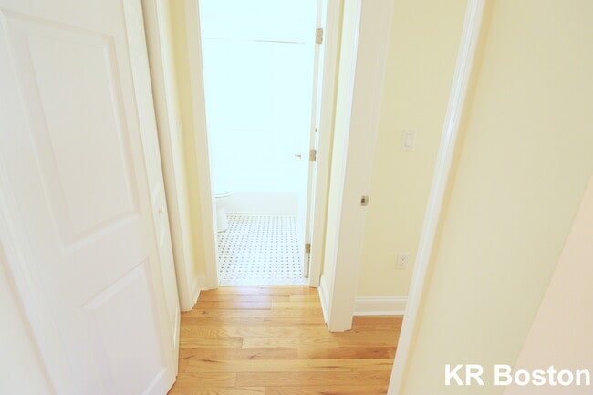 Building Photo - 10 Chauncy St