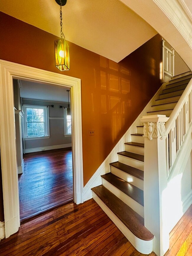 Building Photo - Charming 3bdrm/1.5bth Home Conveniently Located in Richmond's Carytown Area w/Private Balcony!!