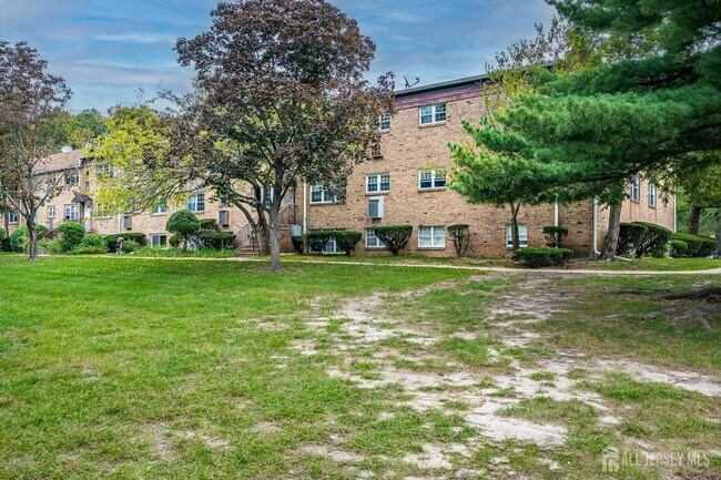 Building Photo - 60 College Dr