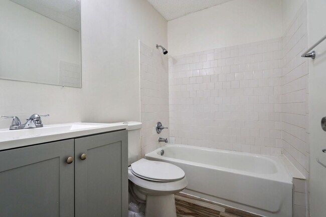 Building Photo - 619 Oliver St NW