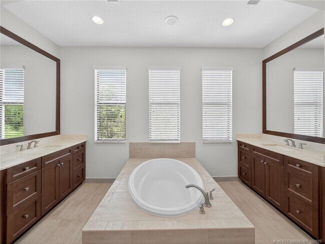 Building Photo - 259 Calmo Cir