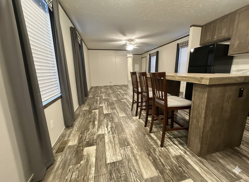 Building Photo - 26 Bing St N