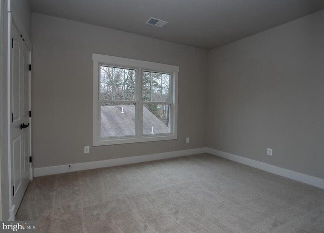 Building Photo - 6928 Regent Ln